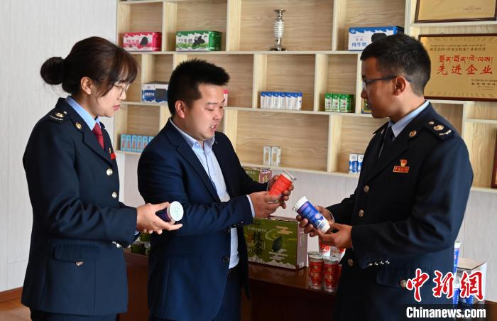 圖為林芝稅務(wù)部門上門了解企業(yè)情況，并宣講稅收政策。資料圖 趙朗 攝