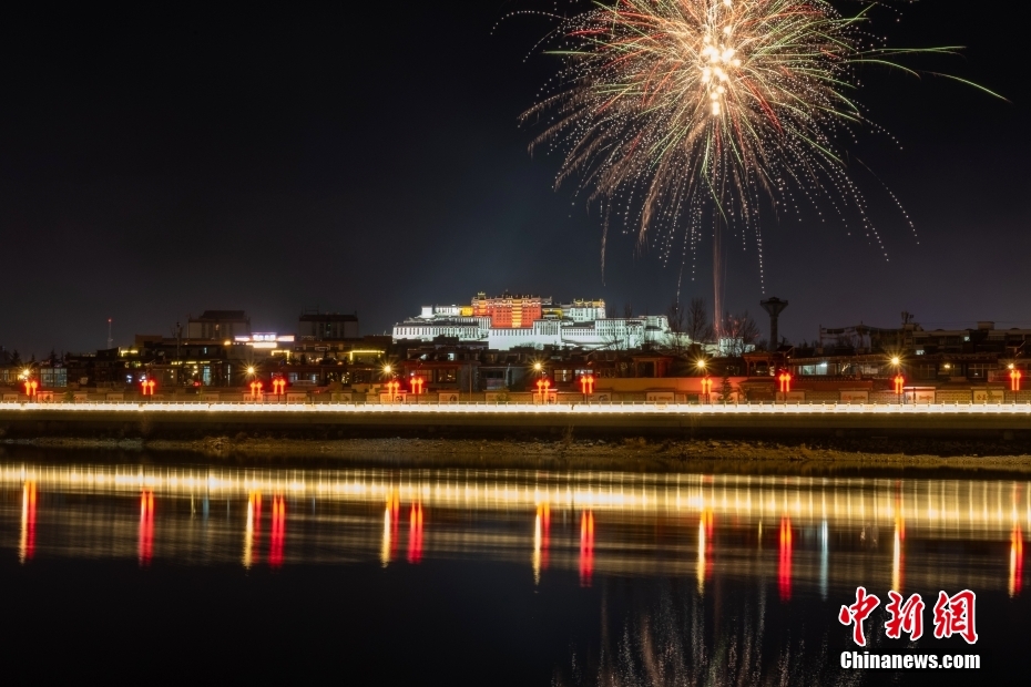 資料圖為2022年3月1日，拉薩迎來(lái)藏歷新年“古突夜”，煙花與被燈光照亮的布達(dá)拉宮交相輝映。 <a target='_blank' href='/'><p  align=