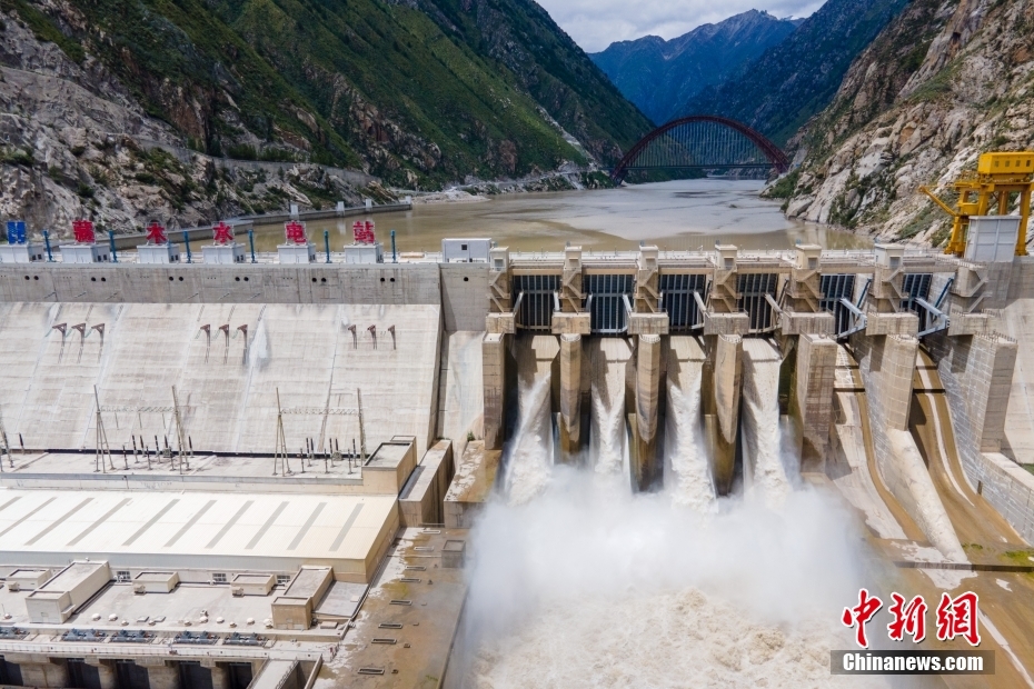 資料圖為2021年8月7日，西藏山南雅魯藏布江上的藏木水電站。（無(wú)人機(jī)畫面） <a target='_blank' href='/'><p  align=