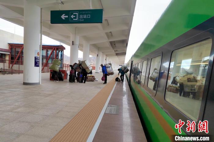 乘客乘復工專列抵達日喀則?！±_車務段 供圖