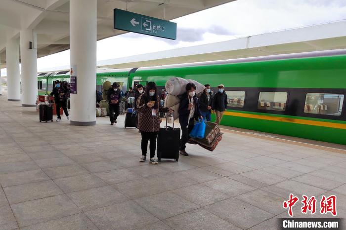 10月6日，乘客乘復工專列抵達日喀則?！±_車務段 供圖