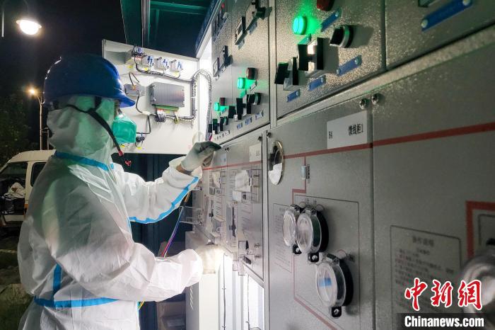 西藏電力部門順利完成方艙醫(yī)院供電設(shè)備安全可靠接入。　王大飛 攝