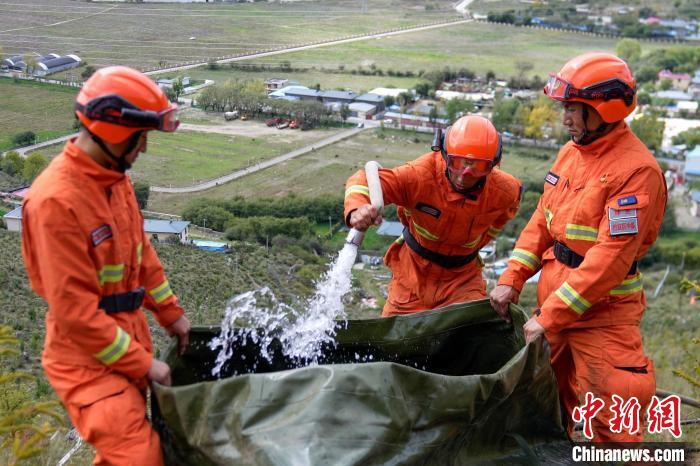 技能大練兵過程中，消防員在陡坡上向蓄水池注水。　李國燾 攝