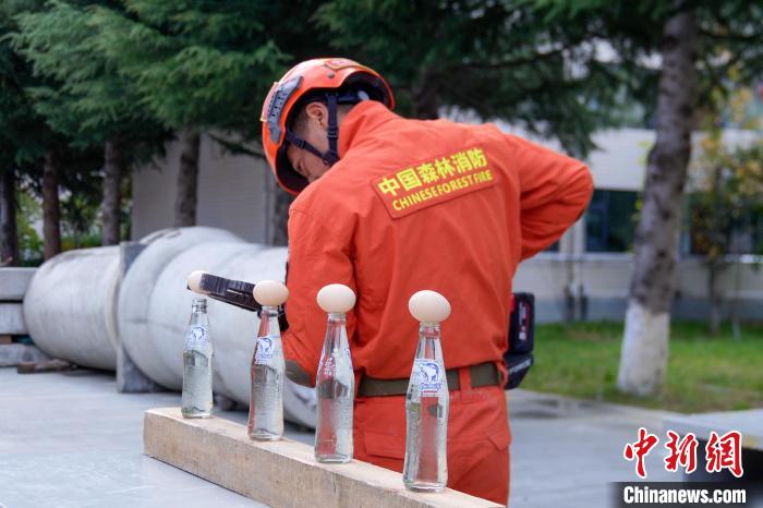 西藏林芝森林消防技能大練兵現(xiàn)場，消防員使用液壓鉗夾取雞蛋。　楊永龍 攝