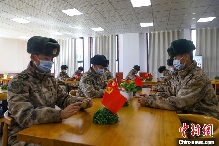 圖為阿里軍分區(qū)某邊防團(tuán)組織官兵通過手機(jī)收聽收看二十大開幕盛況?！詵|供圖