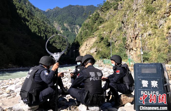 圖為西藏吉隆出入境邊防檢查站移民管理警察在中尼邊境巡邏途中收看二十大開幕直播?！」陆y(tǒng) 攝