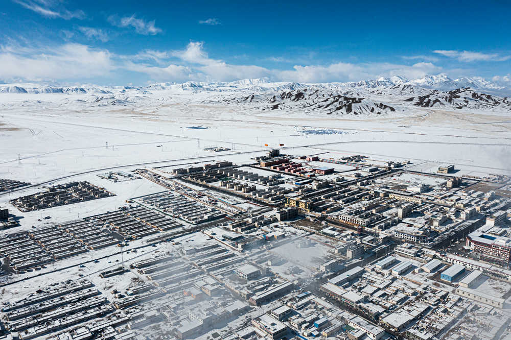 西藏阿里地區(qū)改則縣迎來初雪，銀裝素裹，美如畫卷。