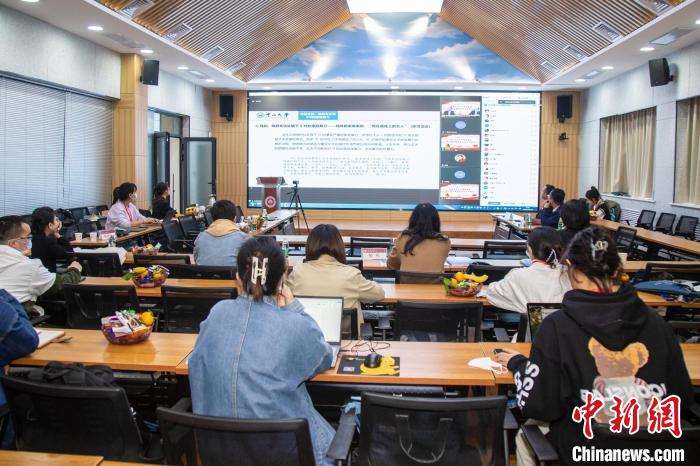 圖為論壇會(huì)議現(xiàn)場?！⊥瑬|放 攝