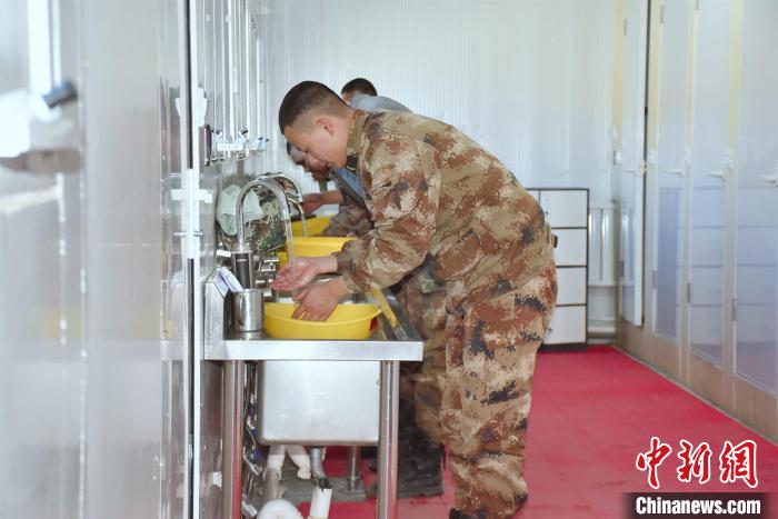 圖為阿里軍分區(qū)某邊防團(tuán)官兵在新建水房洗漱?！詵| 攝