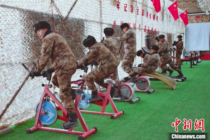 圖為阿里軍分區(qū)某邊防團(tuán)官兵在陽(yáng)光房里鍛煉?！詵| 攝