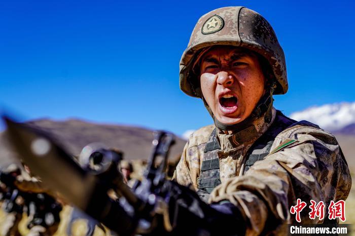 官兵正在進(jìn)行刺殺操訓(xùn)練?！∥鞑厣侥宪姺謪^(qū)某團(tuán)供圖