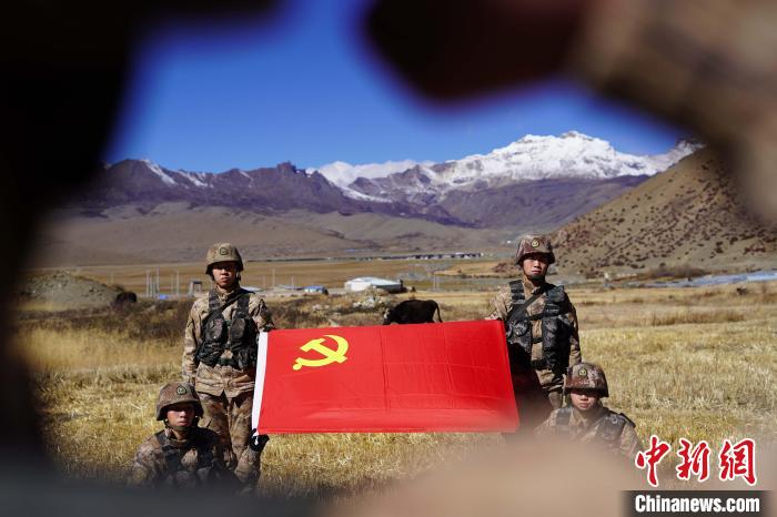 指導(dǎo)員楊磊帶領(lǐng)官兵重溫入黨誓詞?！∥鞑厣侥宪姺謪^(qū)某團(tuán)供圖