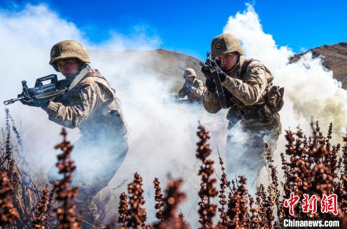 官兵正在進(jìn)行戰(zhàn)術(shù)綜合訓(xùn)練。　西藏山南軍分區(qū)某團(tuán)供圖