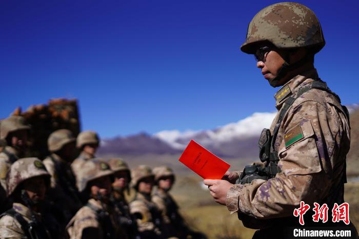 訓(xùn)練間隙，楊磊正在為官兵作宣講?！∥鞑厣侥宪姺謪^(qū)某團(tuán)供圖
