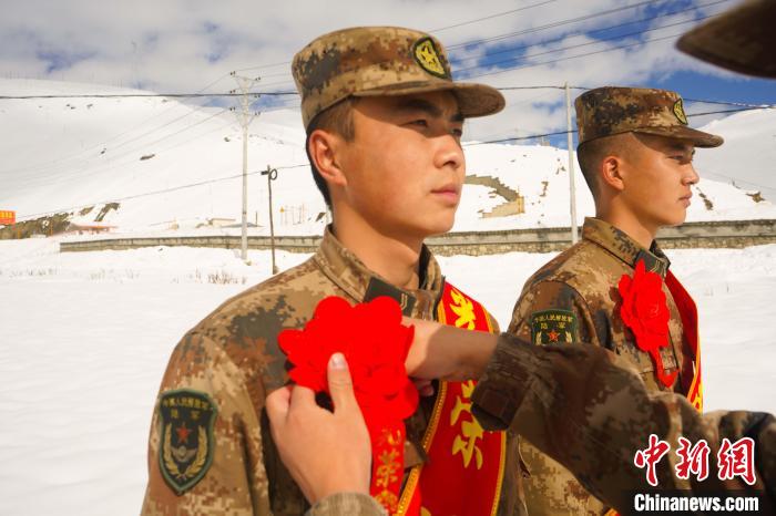 退伍老兵合照留念?！∥鞑厣侥宪姺謪^(qū)某團供圖