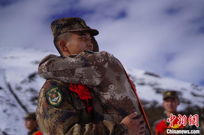 退伍老兵相擁留念?！∥鞑厣侥宪姺謪^(qū)某團供圖