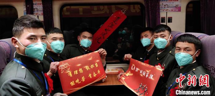 退伍老兵在退伍專列上合影留念?！∥鞑厣侥宪姺謪^(qū)某團供圖