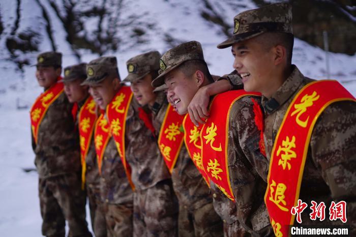 退伍老兵合照留念?！∥鞑厣侥宪姺謪^(qū)某團供圖