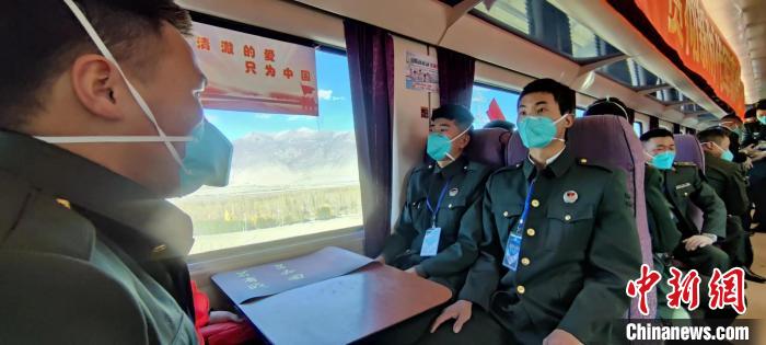 退伍老兵乘坐在退伍專列。　西藏山南軍分區(qū)某團供圖