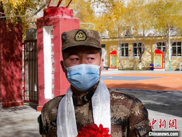 圖為什布奇邊防連退伍老兵臨別前再看一眼連隊(duì)?！詵| 攝