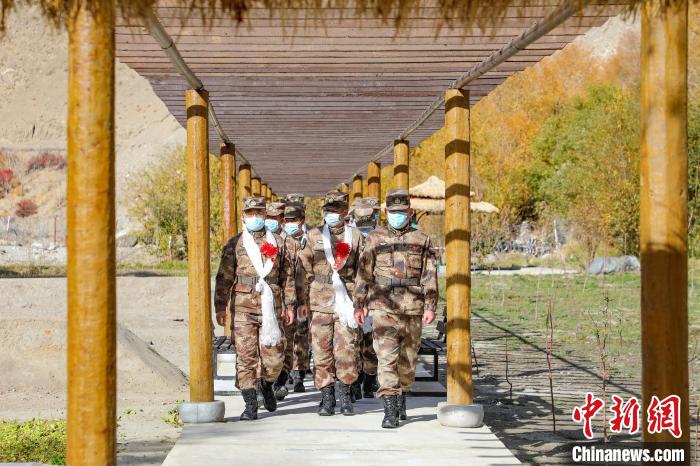 圖為什布奇邊防連退伍老兵臨別前再看一眼連隊(duì)?！詵| 攝