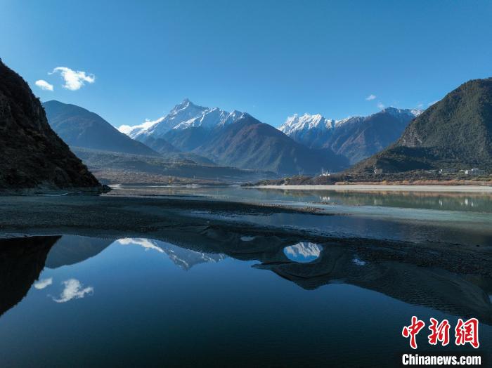 西藏林芝雅魯藏布江和遠(yuǎn)處的雪山。　董志雄 攝