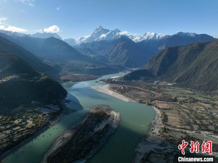 西藏林芝雅魯藏布大峽谷的雪山風(fēng)光?！《拘?攝