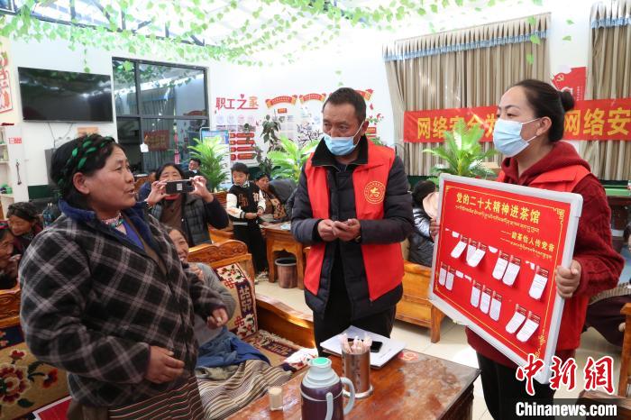 圖為瓊結(jié)縣村民參與問答?！愔闈扇?攝