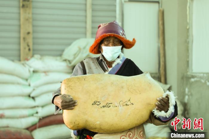 圖為茶措村牧區(qū)改革合作社酥油分紅現(xiàn)場。　索朗仁青 攝