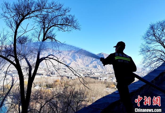 12月6日，布達(dá)拉宮消防救援大隊(duì)在布達(dá)拉宮山體林草區(qū)域開展?jié)窕ぷ??！㈣?攝
