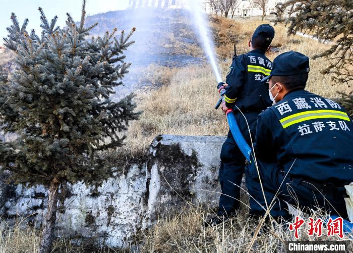 12月6日，布達(dá)拉宮消防救援大隊(duì)在布達(dá)拉宮山體林草區(qū)域開展?jié)窕ぷ?。　劉?攝