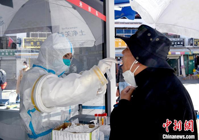 12月7日，拉薩市民正在進行核酸檢測?！±盍?攝