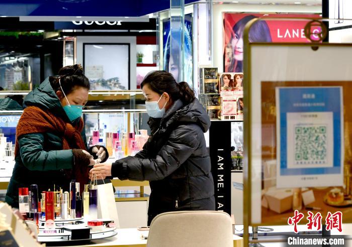 12月7日，拉薩，市民掃碼進入拉薩百貨大樓選購護膚品?！±盍?攝