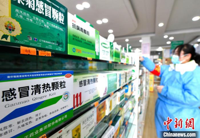 12月7日，拉薩宇拓路一藥店工作人員正在整理店內(nèi)的感冒類藥品?！±盍?攝