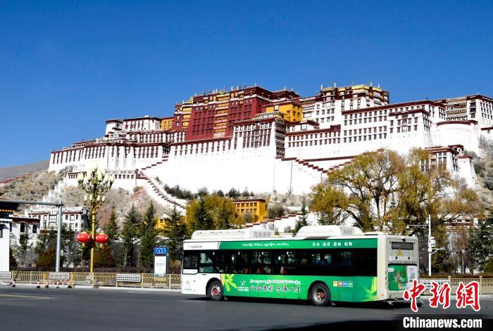 12月7日，一輛公交車從拉薩市城關(guān)區(qū)北京中路駛過?！±盍?攝
