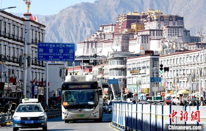 12月7日，一輛公交車從拉薩市城關(guān)區(qū)北京東路駛過?！±盍?攝