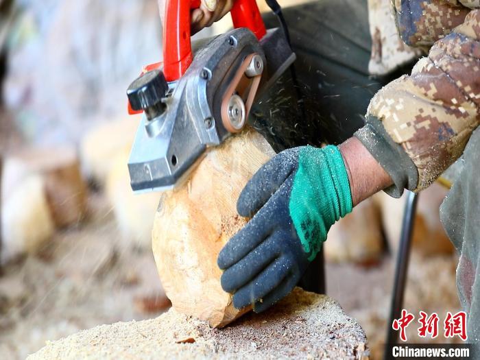 圖為手工藝人正在制作木碗?！〉录?　攝