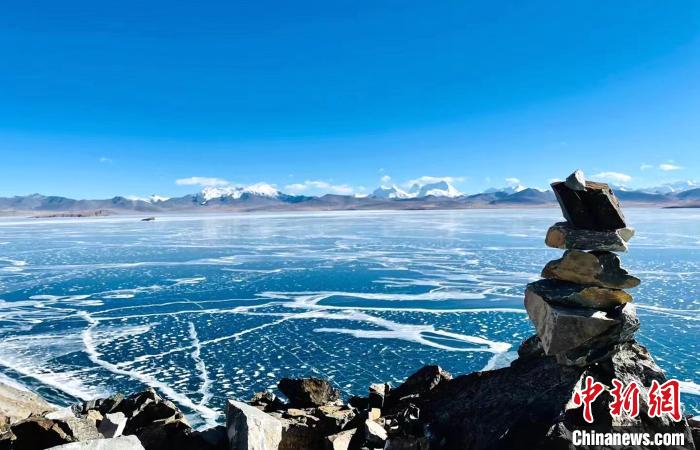 圖為普瑪江塘鄉(xiāng)境內(nèi)的雪山、冰湖美景。　浪卡子縣網(wǎng)信辦供圖