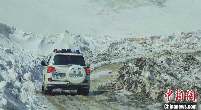 圖為邊壩縣降雪時夏貢拉山段路況?！∵厜慰h融媒體中心供圖