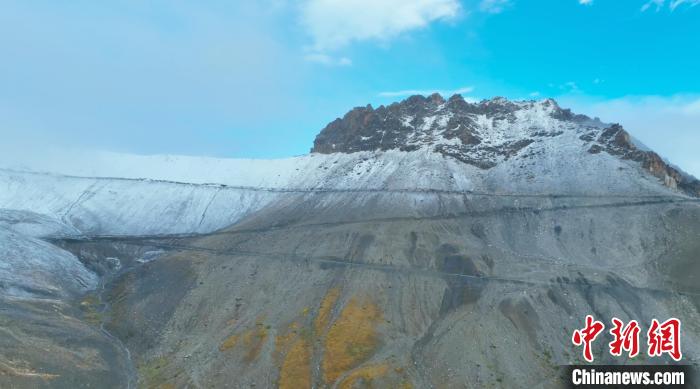 圖為邊壩縣降雪時夏貢拉山段路況?！∵厜慰h融媒體中心供圖