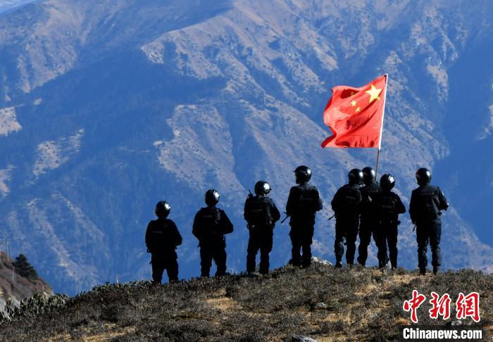 1月6日，移民警察在執(zhí)勤。　李林 攝