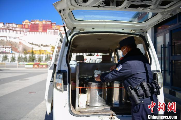 圖為1月23日，布達拉宮廣場派出所民警正在打午飯?！∝暩聛硭?攝