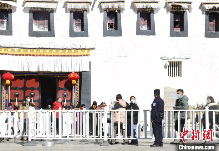 圖為1月23日，布達拉宮廣場派出所民警正在引導(dǎo)游客。　貢嘎來松 攝
