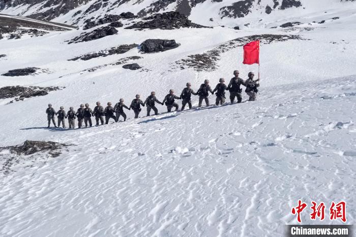 春節(jié)期間，西藏軍區(qū)山南軍分區(qū)某邊防團(tuán)官兵踏雪巡邊?！〉┰鰰x美 攝