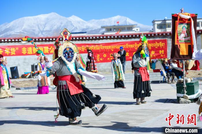 圖為藏戲非遺展演現(xiàn)場(chǎng)?！∝暩聛硭?攝
