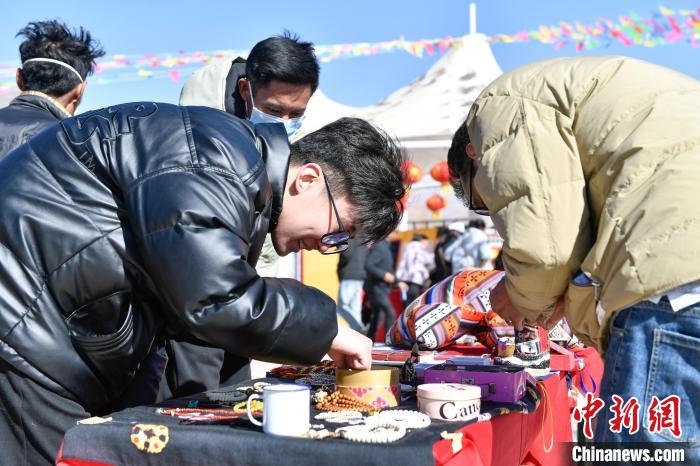 圖為展銷會(huì)現(xiàn)場(chǎng)?！∝暩聛硭?攝