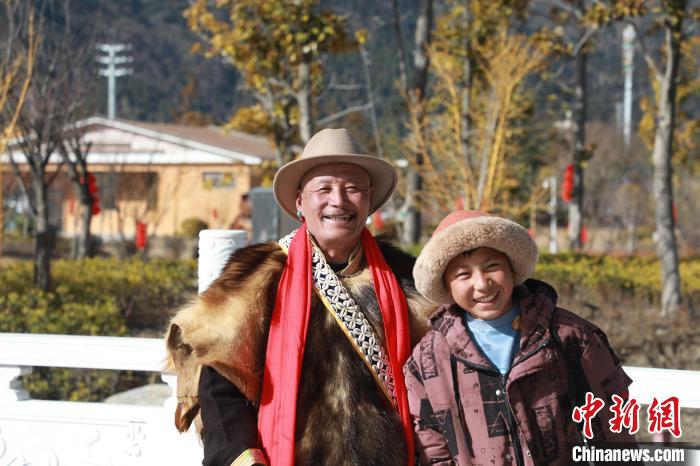 圖為林芝市巴宜區(qū)布久鄉(xiāng)仲果村村民桑杰與孫子一起參加藏歷新年活動。　張力 攝
