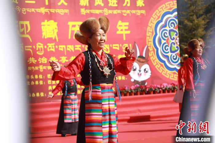 圖為藏歷新年活動現(xiàn)場。　張力 攝