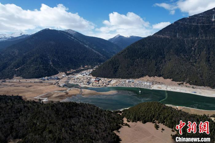 2月17日，西藏林芝魯朗小鎮(zhèn)。(無人機照片) 李林 攝