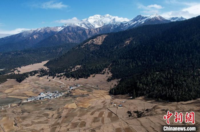 2月17日，西藏林芝魯朗小鎮(zhèn)周邊雪山與牧場。(無人機照片) 李林 攝